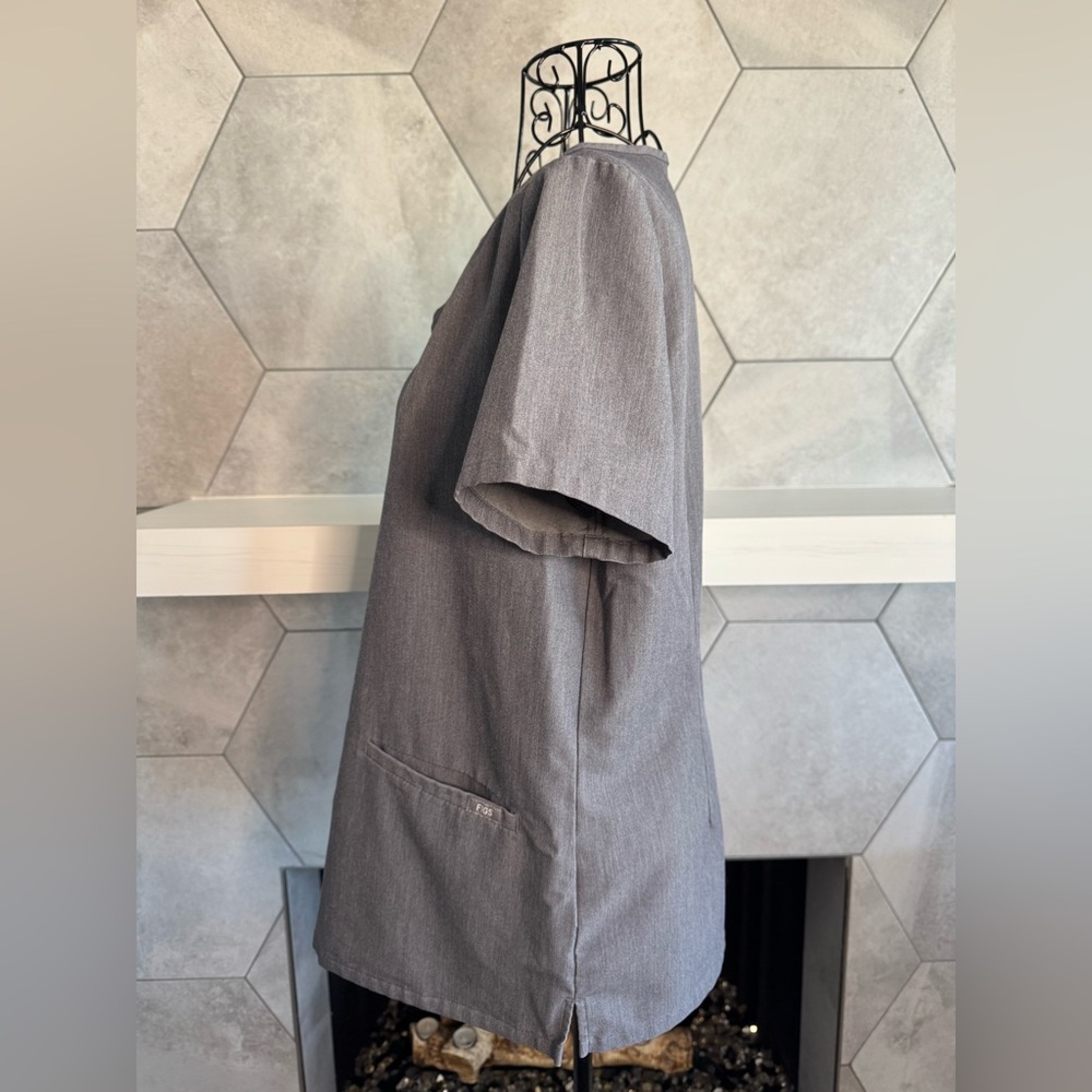 FIGS Casma Three-Pocket Scrub Top in Graphite Size S - Picture 4 of 11